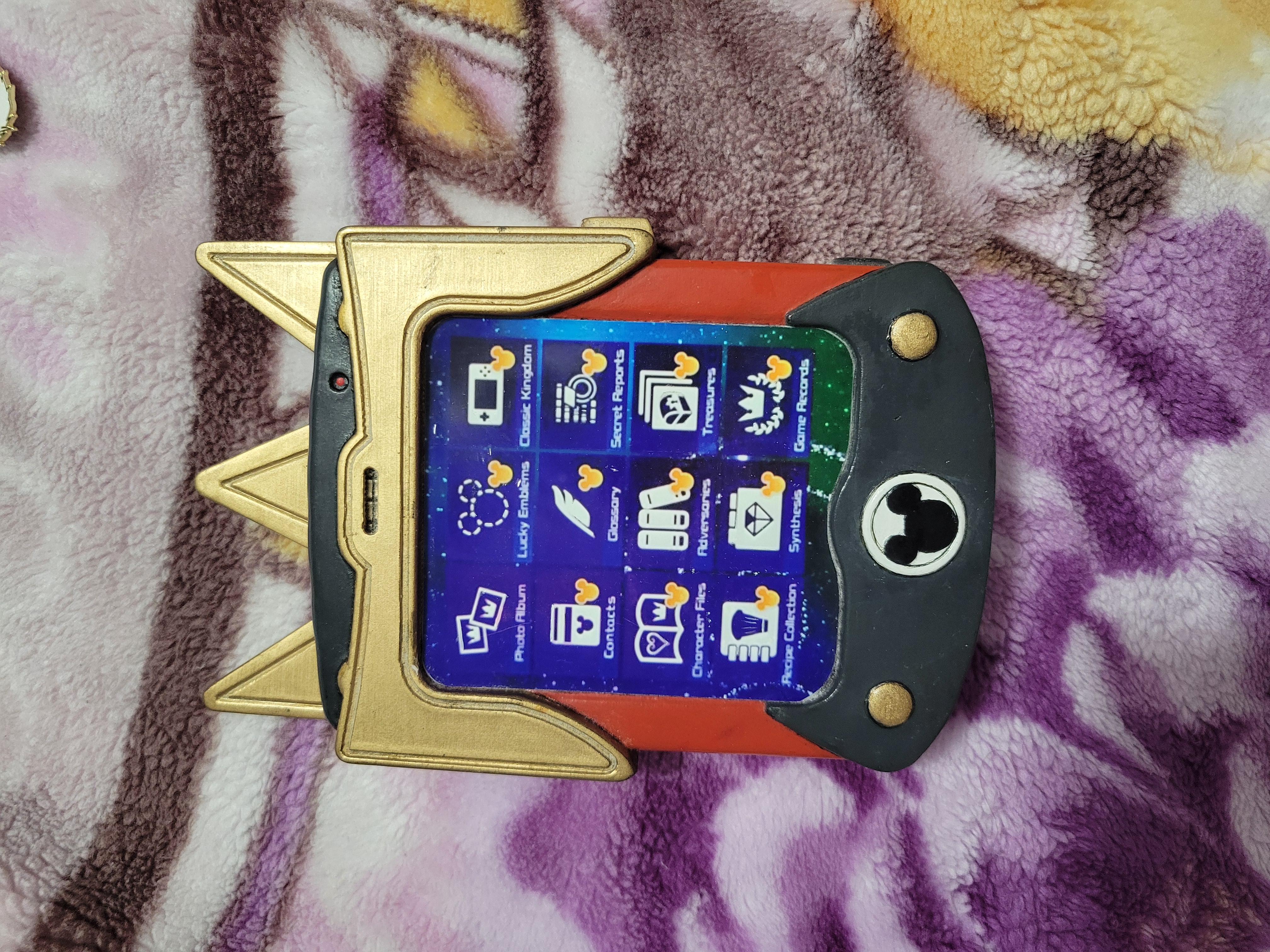 Front of 3D printed gummi phone from Kingdom Hearts 3. It has a blue fake screen with all the various apps.